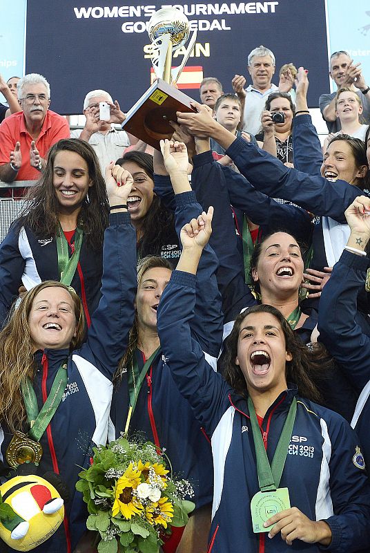 Las 'guerreras' celebran el oro de Budapest.