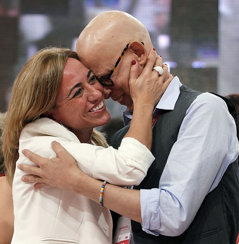 La ex ministra Carme Chacón (i), nueva secretaria de Relaciones Internacionales de la ejecutiva Federal del PSOE, abraza a Pedro Zerolo, nuevo secretario de Movimientos Sociales.