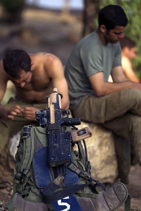 Soldados israelíes descansan en la frontera israelí durante la tregua tras retirarse de la Franja de Gaza