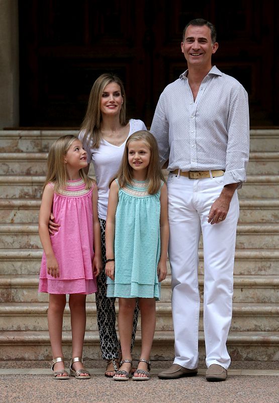 La Familia Real no posaba en el Palacio mallorquín desde el año 2007. Entonces salieron en la imagen 16 miembros, hoy solo cuatro.