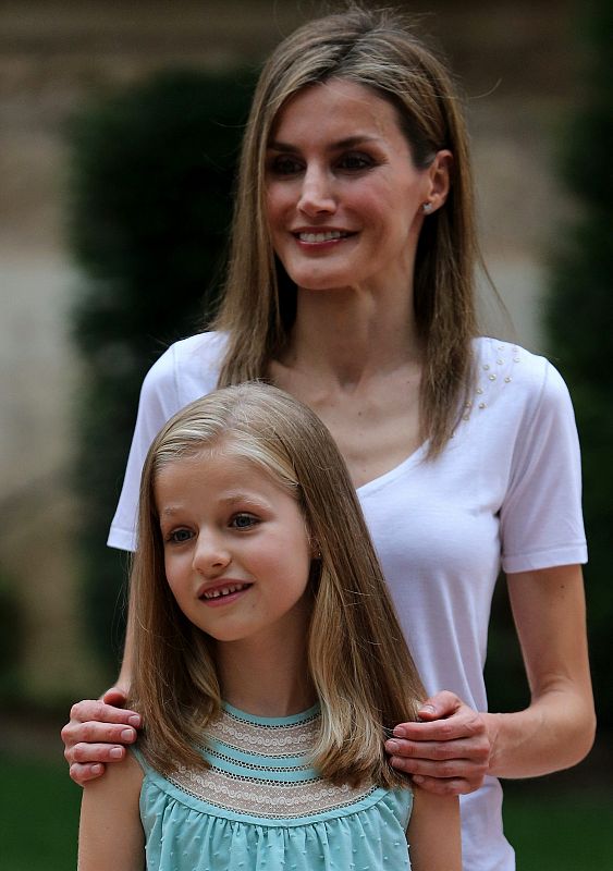 La reina Letizia y su hija y heredera al trono, la princesa Leonor, sonríen a los fotógrafos.