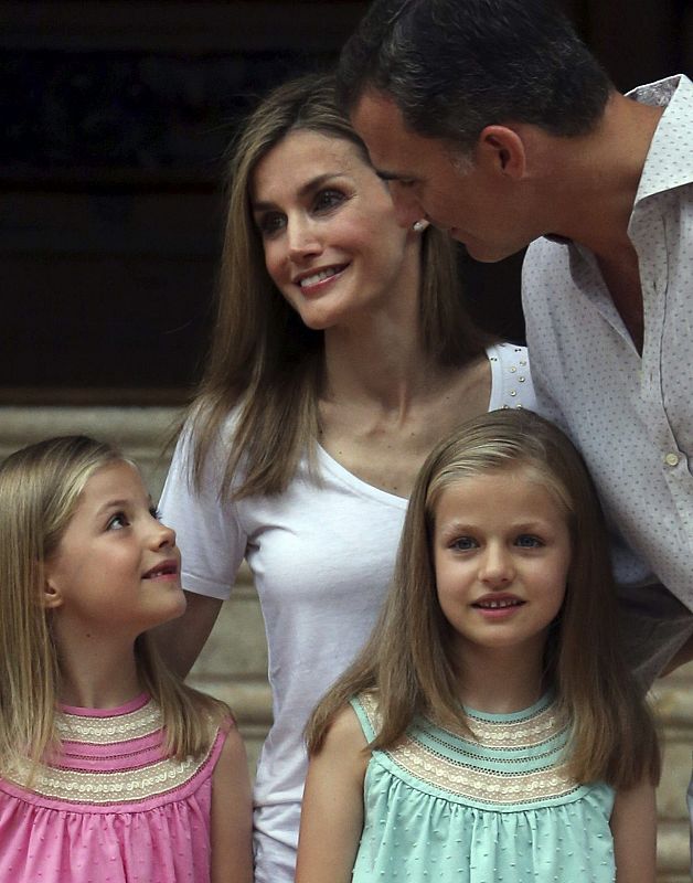 El rey Felipe se dirige con complicidad a sus hijas ante la mirada de la reina Letizia.