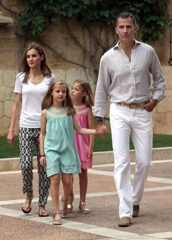 Ataviados con ropa y vestidos informales, los reyes aparecieron hacia las 20:00 horas en el Palacio de Marivent, donde la Familia Real veranea desde hace cuatro décadas.