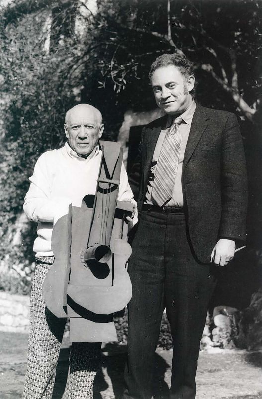 Picasso posando con William Rubin, director del departamento de pintura del MoMA