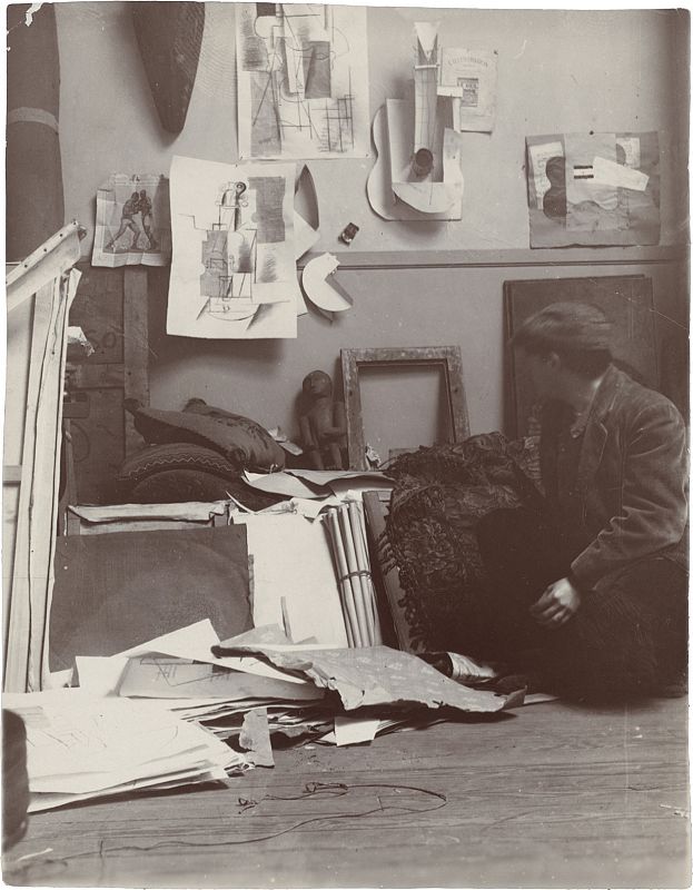 Picasso con una instalación de sus trabajos en su estudio parisino en 1912