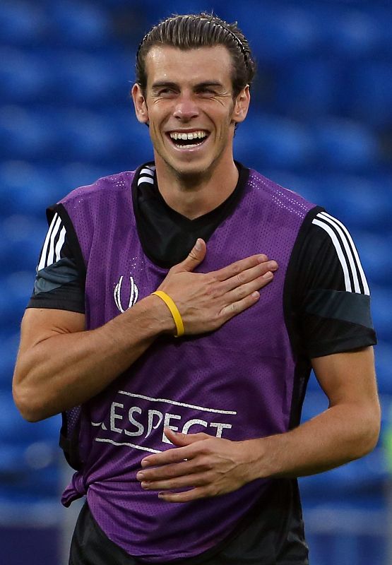 El futbolista del Real Madrid Gareth Bale se entrena en el estadio Cardiff City.