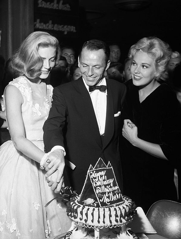 La actriz Lauren Bacall junto al actor y cantante Frank Sinatra y la actriz Kim Novak en 1956 en Las Vegas