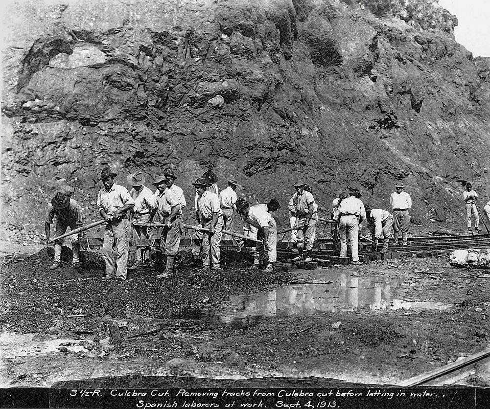 Trabajadores desmontan las vías antes de dejar entrar el agua en Culebra (Septiembre de 1913)