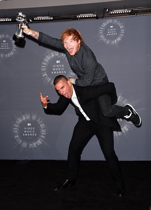 El cantante Ed Sheeran, ganador del "Mejor Vídeo Masculino" por su canción "Swing", posa con el director del vídeo, Emil Nava, en la sala de prensa