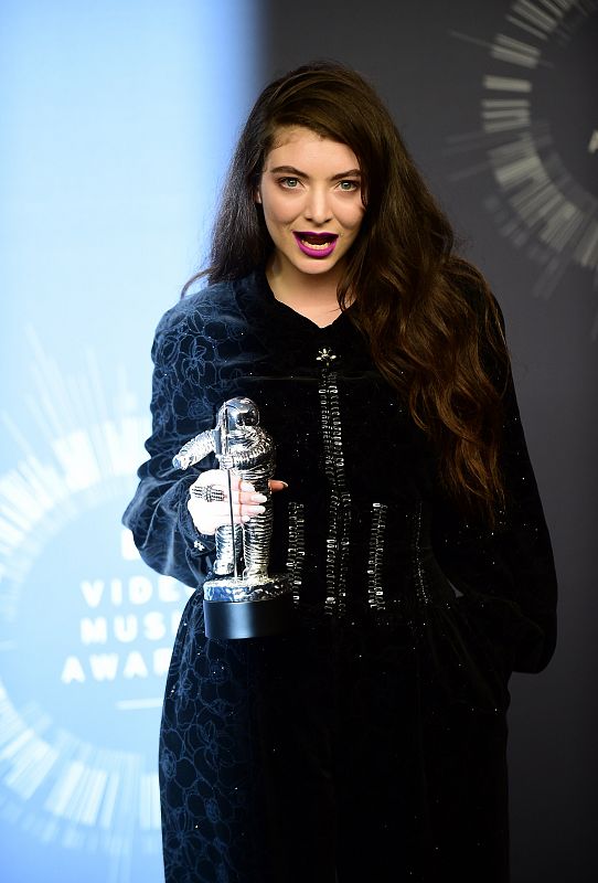 La neozelandesa Lorde con su galardón al "Mejor Vídeo de Rock" por su canción "Royals"