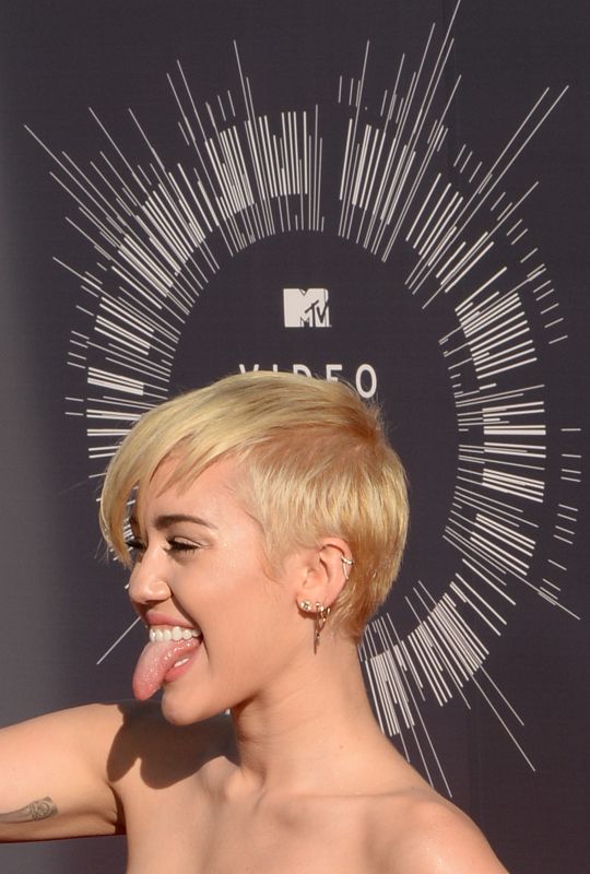 La cantante Miley Cyrus llega a la alfombra roja de los premios a los mejores vídeos musicales otorgados por MTV