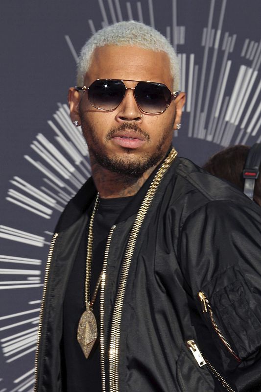 El músico estadounidense Chris Brown a su llegada a los MTV Video Music Awards en Inglewood (Estados Unidos)