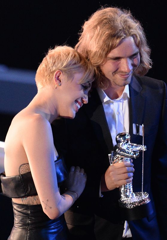 Jesse, el joven recién salido de la indigencia representante de Miley Cyrus, recoge el premio al "Mejor Vídeo Musical" por "Wrecking Ball"