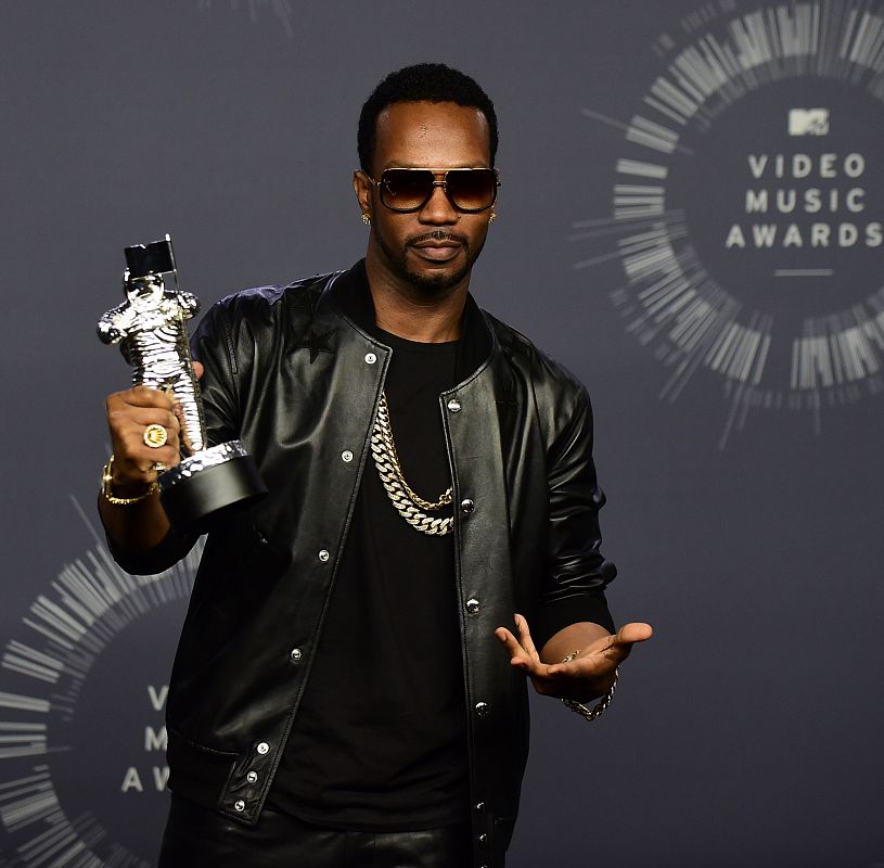 Juicy J. posa con el premio al "Mejor Vídeo Femenino", por su colaboración con Katy Perry en "Dark Horse"