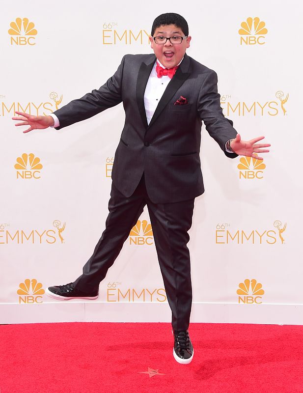 El joven actor de "Modern Family" Rico Rodriguez brinca de alegría antes del inicio de la entrega de premios.