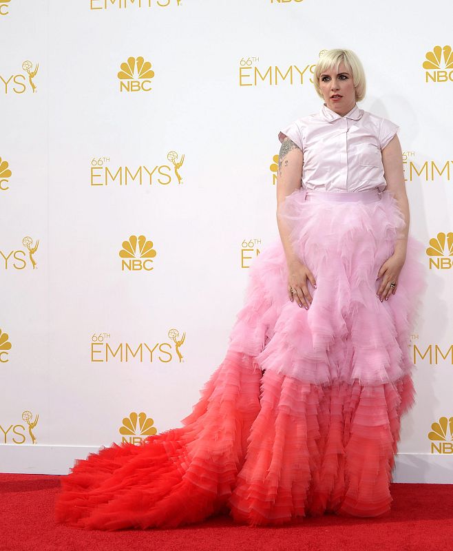 Lena Dunham, muy original, posa a llegada a la ceremonia que premia lo mejor de la industria de la televisión en los Estados Unidos.