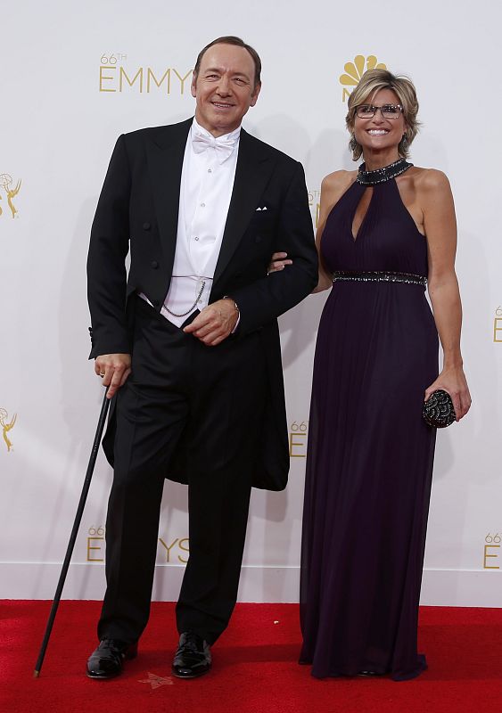 El actor Kevin Spacey, protagonista de la serie de Netflix "House of Cards," llega acompañado al teatro Nokia de Los Ángeles por la periodista de la CNN Ashleigh Banfield.