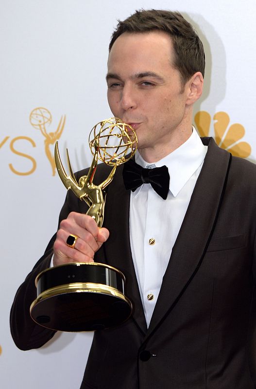 Jim Parsons besa su cuarto Emmy de mejor actor de comedia gracias a su papel en 'The Big Bang Theory'.