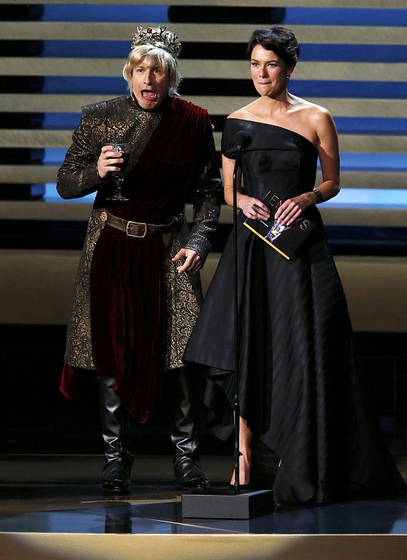 Los actores Andy Samberg y Lena Headey presentan el Emmy a la mejor miniserie mientras parodian la ficción 'Juego de Tronos'
