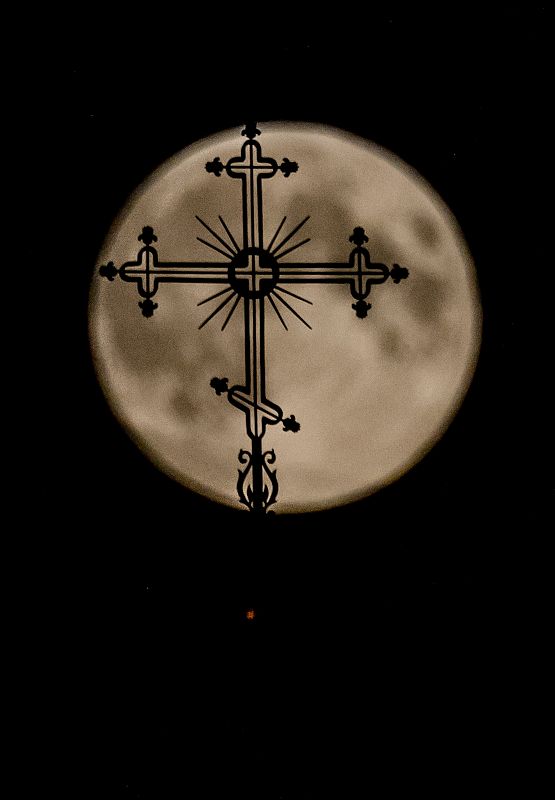 La tercera superluna del año -habrá cinco- enmarca la cruz de una iglesia en Minsk (Bielorrusia).