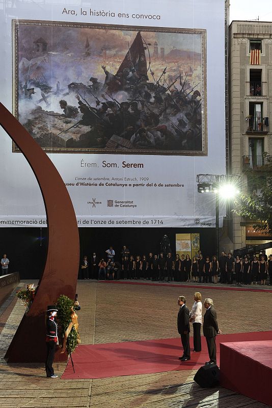 El presidente catalán coloca una corona de flores en la plaza de Fossar