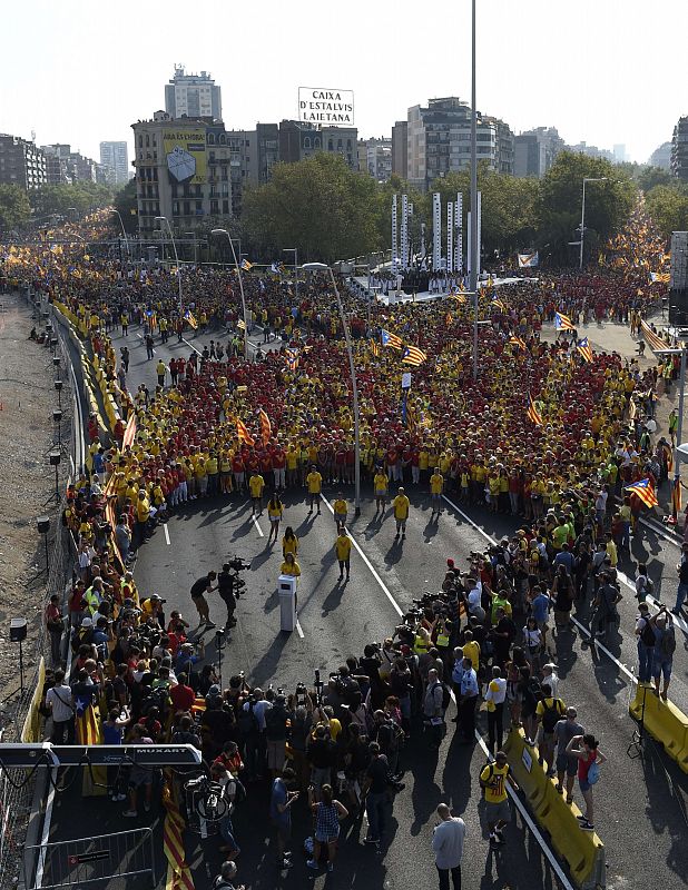 Ciudadanos formando parte de la 'V' gigante con motivo de la Diada