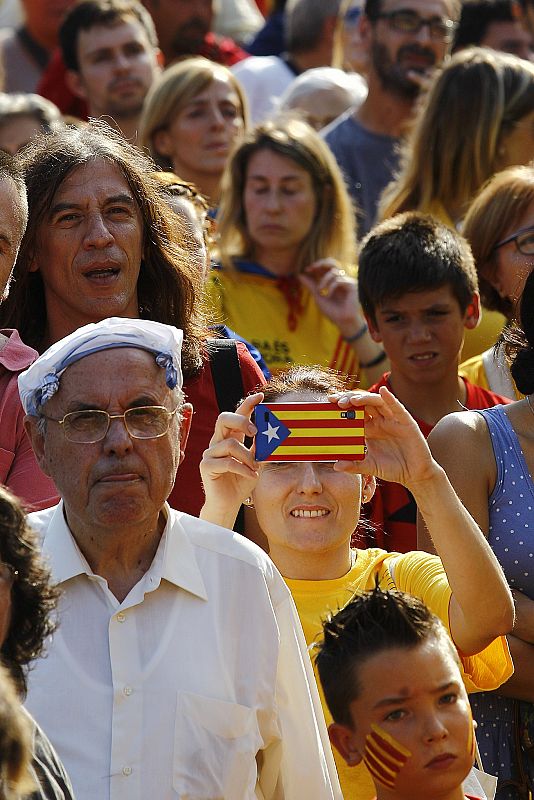 Una joven muestra la estelada, la bandera independentista