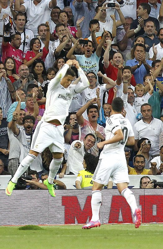 El delantero portugués Cristiano Ronaldo (i), del Real Madrid, celebra su gol, el 1-1.