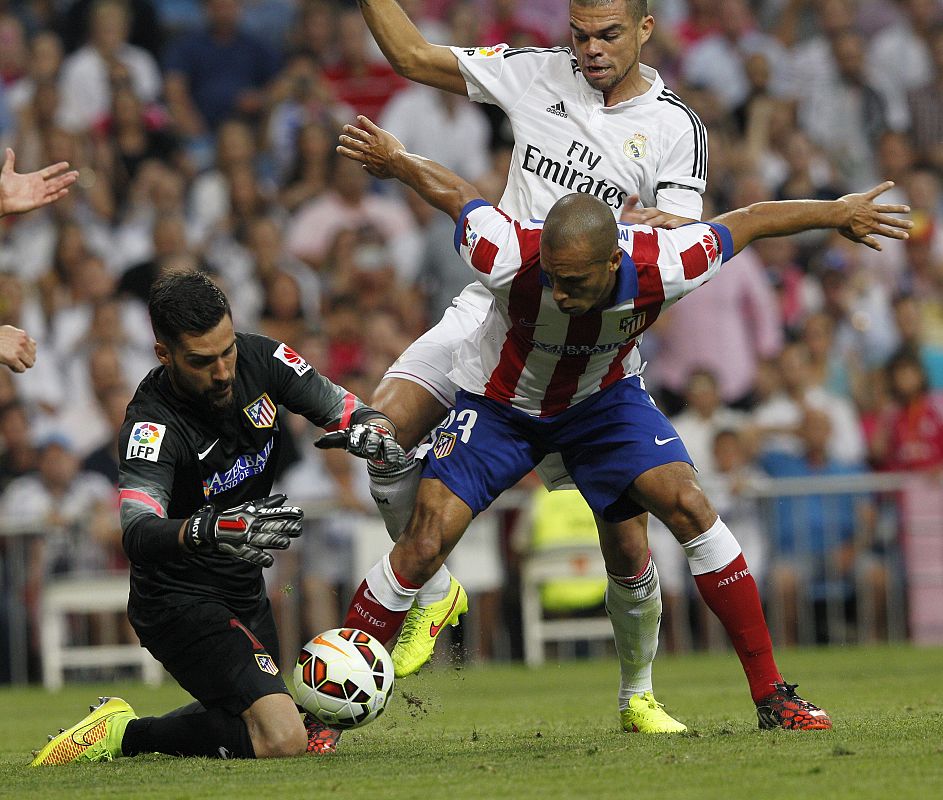El portero del Atlético de Madrid Miguel Ángel Moya (i) detiene el balón.