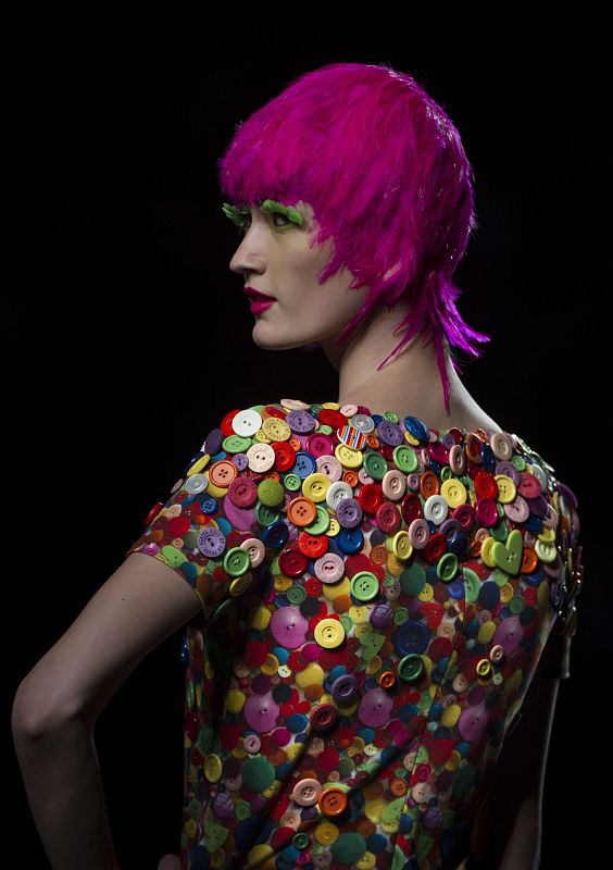 Un modelo de la colección de Agatha RUiz de la Prada confeccionado con botones de colores