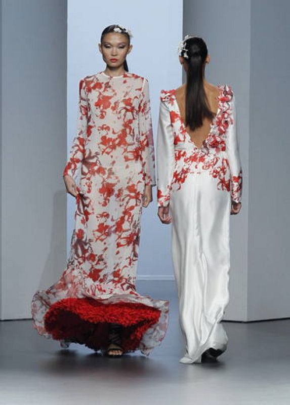 La diseñora Juana Martín hace vestidos de noche reinterpretando la bata de cola 