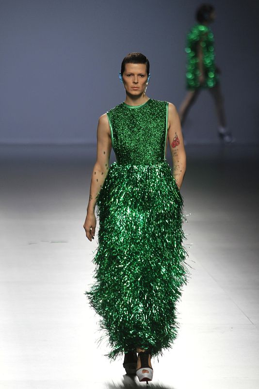 Davidelfin ha cerrado la jornada con una propuesta de geometrías con prendas efímeras y texturas caseras.