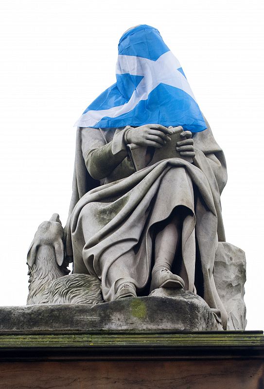 La estatua del escritor sir Walter Scott en Edimburgo amaneció con la bandera de la cruz de San Andrés.