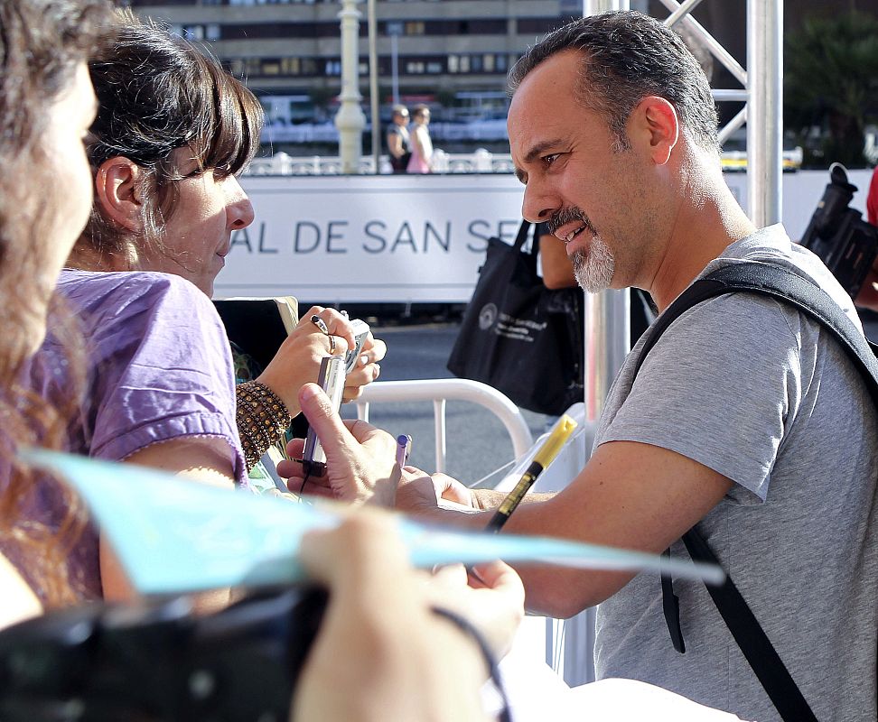 El actor Javier Gutierrez firma autógrafos a su llegada al hotel