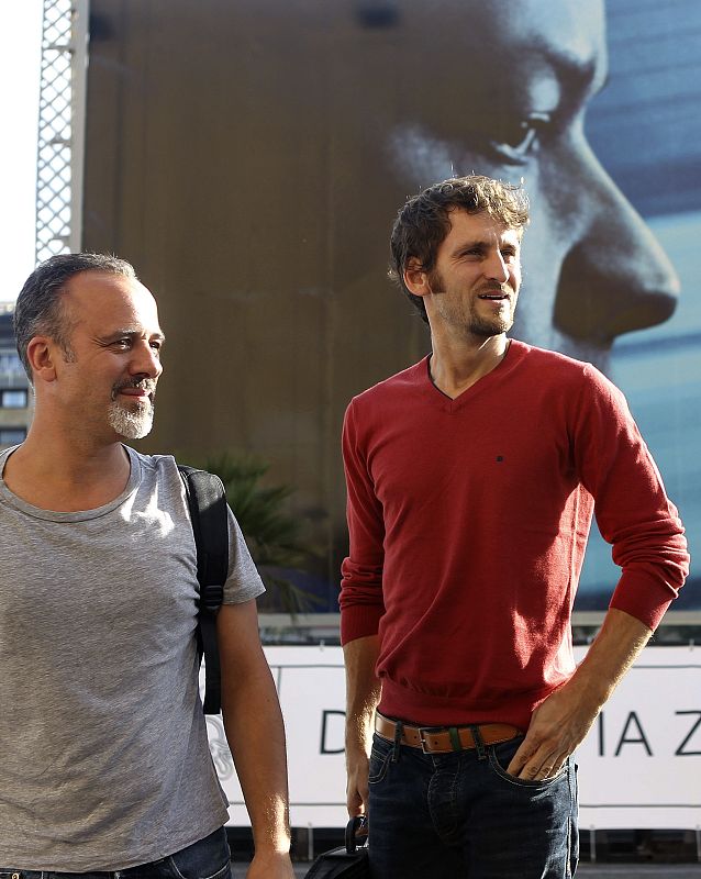 Los actores Raúl Arévalo y Javier Gutierrez a su llegada hoy al hotel que aloja a los invitados de la 62 edición del Festival de Cine San Sebastián