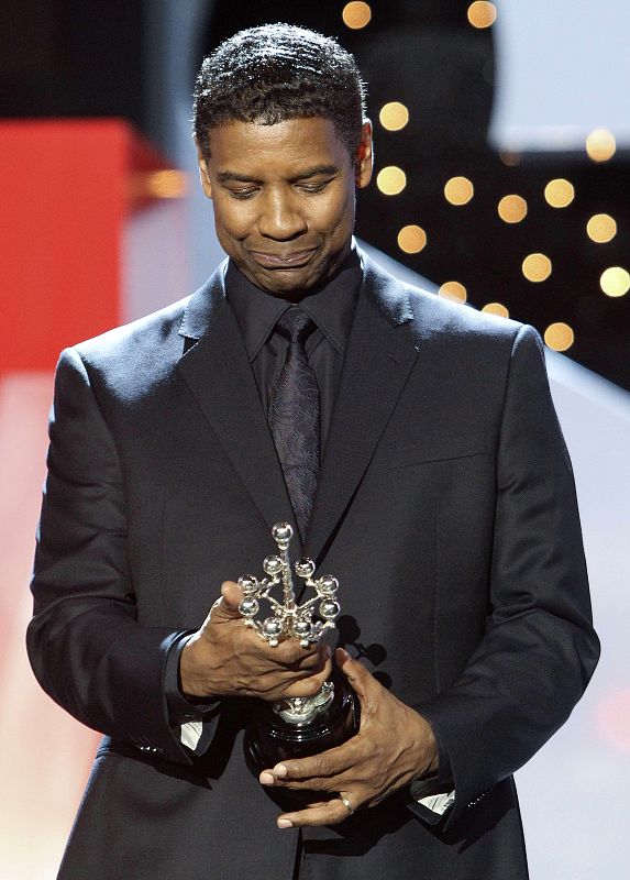 El actor estadounidense Denzel Washington recibe emocionado el Premio Donostia hoy en la gala inaugural de la 62 edición del Festival de Cine San Sebastián.