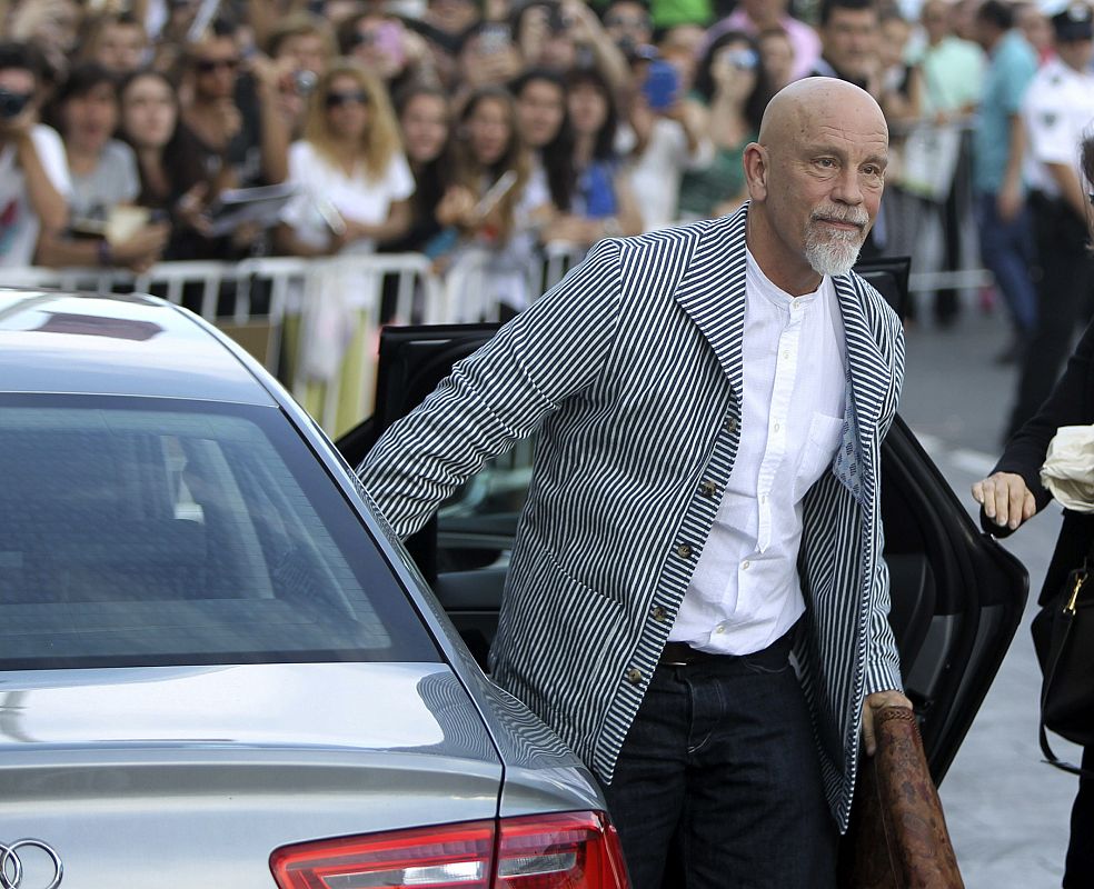 El actor norteamericano John Malkovich, a su llegada al hotel que aloja a los invitados de la 62 edición del Festival de Cine San Sebastián.