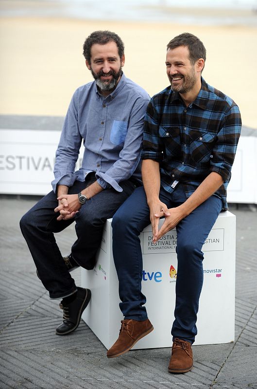 Los directores Jose Mari Goenaga (derecha) y Jon Garano (izquierda) tras la presentación de "Loreak" en la 62 edición del Festival de San Sebastián