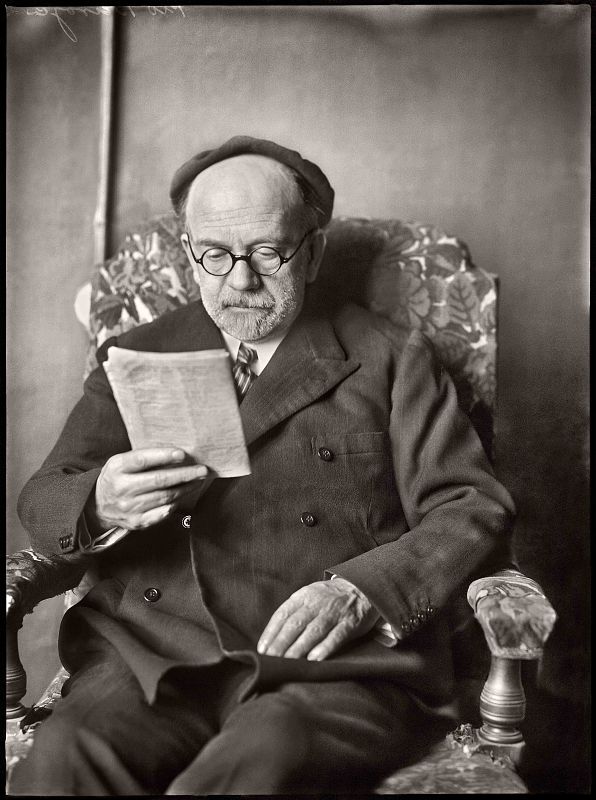 Don Pío Baroja retratado leyendo en estudio del pintor Echevarría. Hacia 1930
