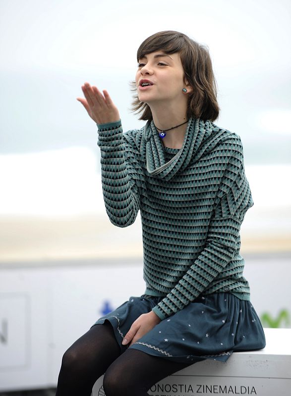 La actriz Lucia Pollan envía un beso al público tras la presentación de "Magical Girl" en San Sebastián