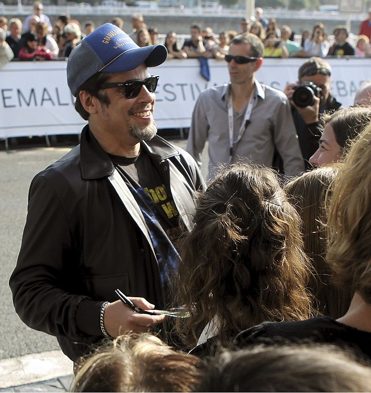 Benicio del Toro saluda a sus admiradores tras llegar al hotel en la 62 edición del Festival de San Sebastián