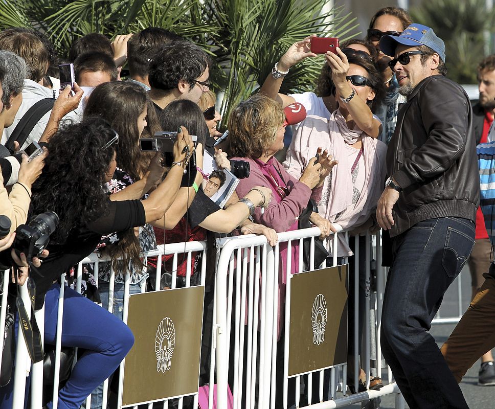 El actor puertorriqueño Benicio del Toro se fotografía junto a unas admiradoras a su llegada al hotel que aloja a los invitados de la 62 edición del Festival de Cine de San Sebastián