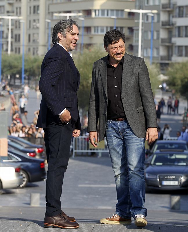 El realizador Andrea Di Stefano y el actor Carlos Bardem posan tras presentar su película "Escobar: Paradise lost", en el marco de la 62 edición del Festival Internacional de Cine de San Sebastián