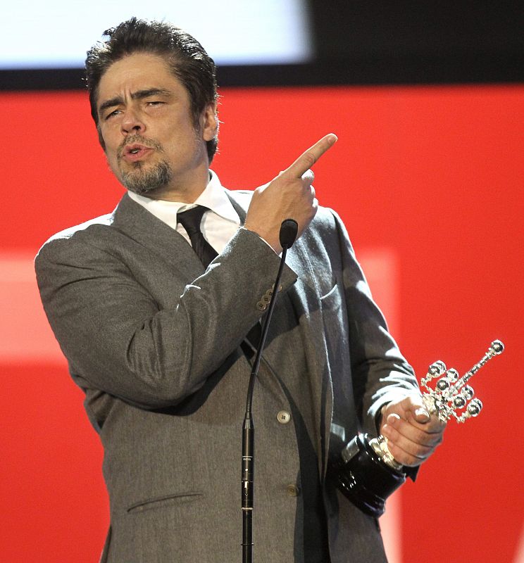 Benicio del Toro durante su discurso de agradecimiento por el premio Donostia, en reconocimiento a su carrera, en la 62 edición del Festival Internacional de Cine de San Sebastián.