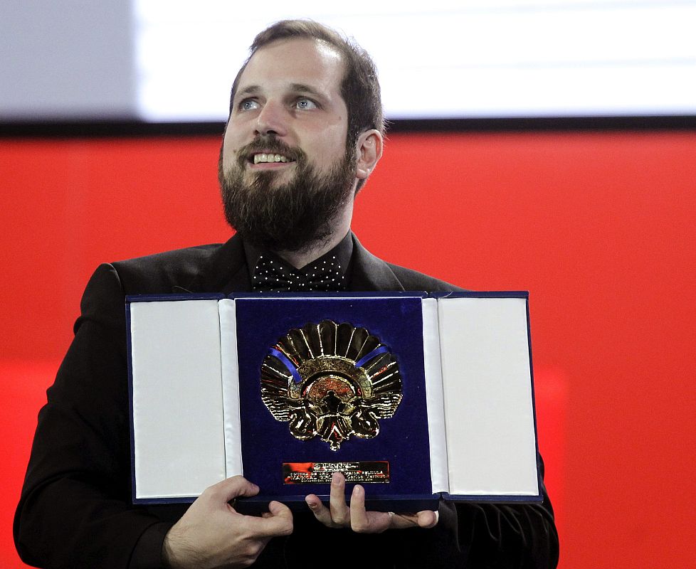 El realizador Carlos Vermut recibe la Concha de Oro por su película 'Magical Girl', durante la gala de clausura de la 62 edición del Festival Internacional de Cine de San Sebastián.