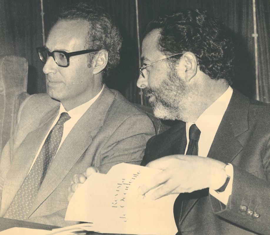 Miguel Boyer con su compañero de Gobierno, el ministro de Defensa, Alberto Oliart el 11 de marzo de 1983.