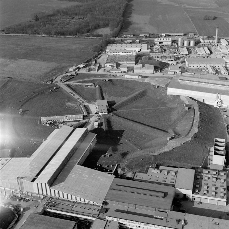 El anillo subterráneo del protón sincrotrón 28 GeV fotografiado en 1965