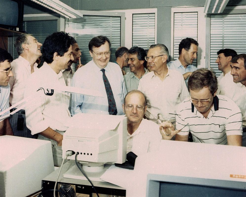 Físicos mirando una pantalla de ordenador de la sala de control del LEP