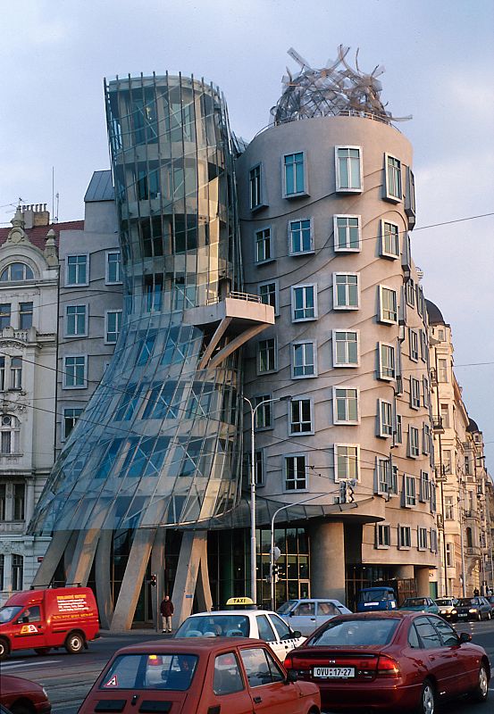 Frank Gehry, edificio de la Nationale Nederlanden, Praga,1992-1996