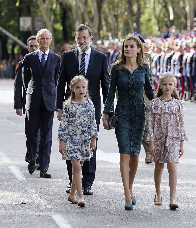 La reina Letizia, junto a sus hijas, la princesa Leonor (i) y la infanta Sofía, seguida del presidente del Gobierno, Mariano Rajoy (3i), y del ministro de Defensa, Pedro Morenés (2i).